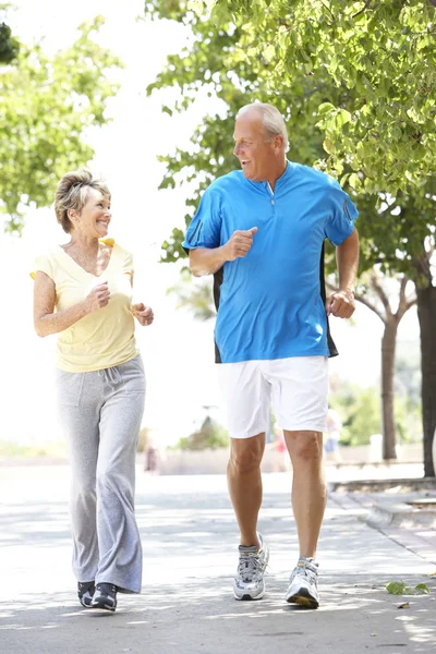 Para seniorów jogging w parku — Zdjęcie stockowe