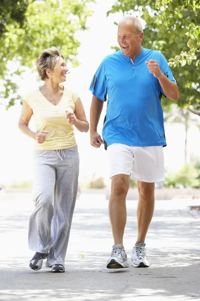 Senior Couple Jogging Dans Parc — Photo