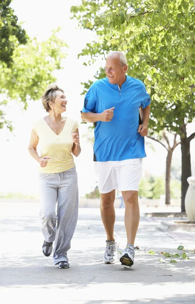 Senior couple jogging dans le parc — Photo