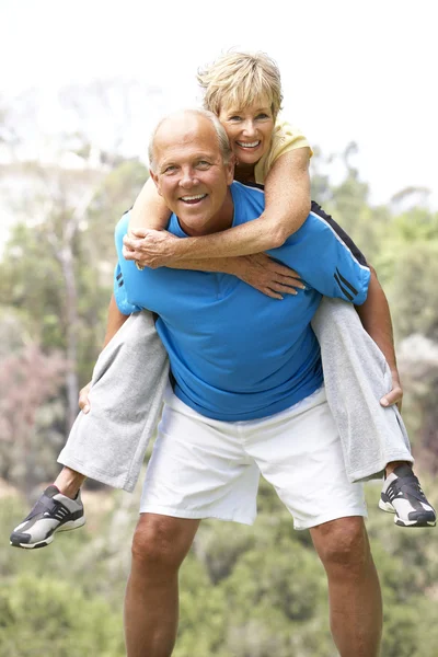Pareja de ancianos haciendo ejercicio en el parque —  Fotos de Stock