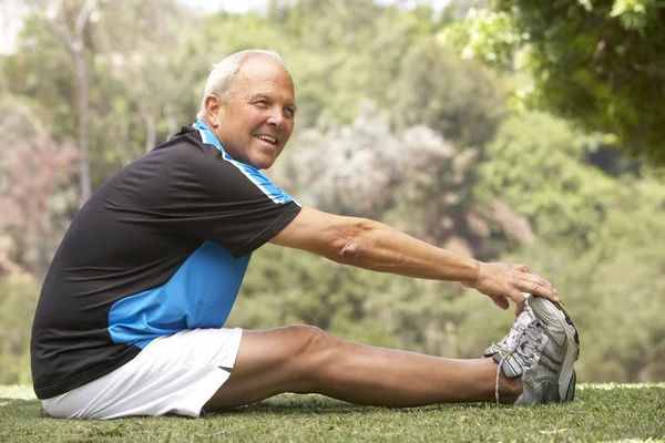 Hombre mayor haciendo ejercicio en el parque —  Fotos de Stock