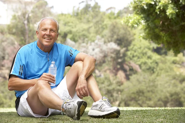 Hombre mayor relajante después del ejercicio —  Fotos de Stock