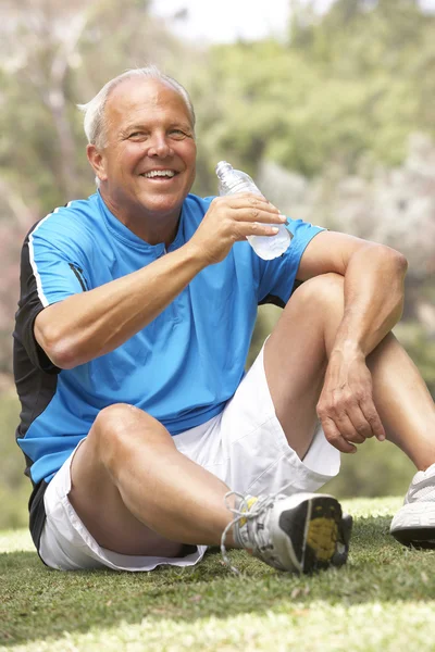 Hombre mayor relajante después del ejercicio —  Fotos de Stock