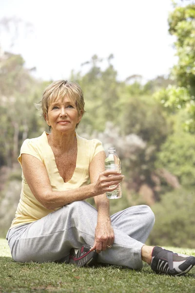 Senior Mulher Relaxante Após Exercício — Fotografia de Stock