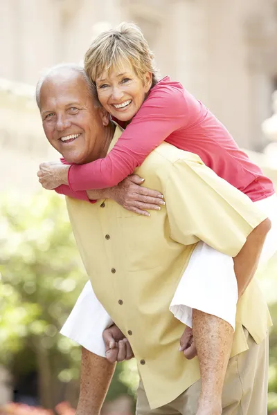 Seniorenpaar hat Spaß in der Stadt — Stockfoto