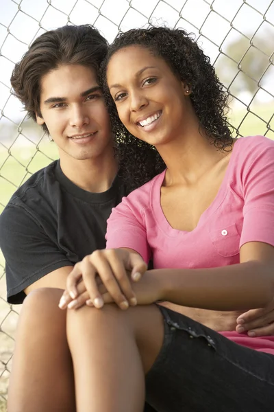 Couple Adolescents Assis Dans Une Aire Jeux — Photo