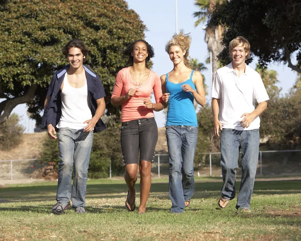 Група Підлітків Біжить Парку — стокове фото