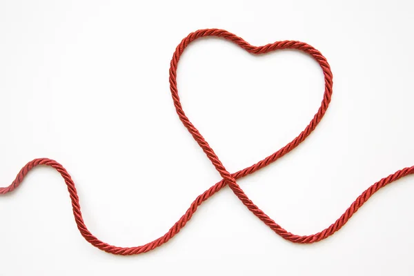 Форма серця зроблена з червоного шнура — стокове фото