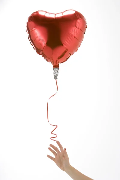 Mão deixando ir de coração em forma de balão — Fotografia de Stock