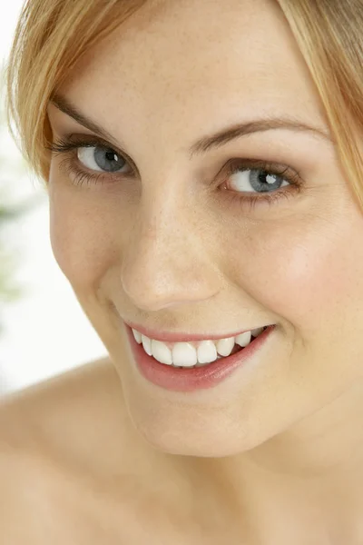 Portret blondynka uśmiechający się włos — Zdjęcie stockowe