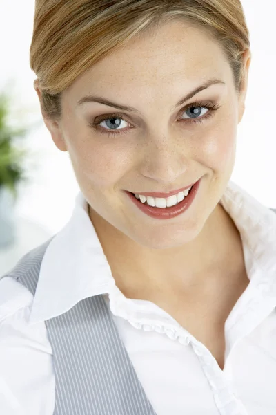 Портрет улыбающейся деловой женщины — стоковое фото