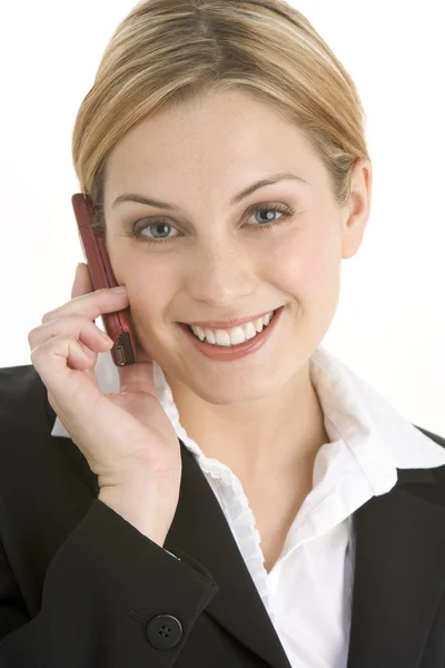 Jonge zakenvrouw met behulp van mobiele telefoon — Stockfoto