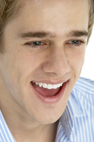 Närbild av leende ung man — Stockfoto