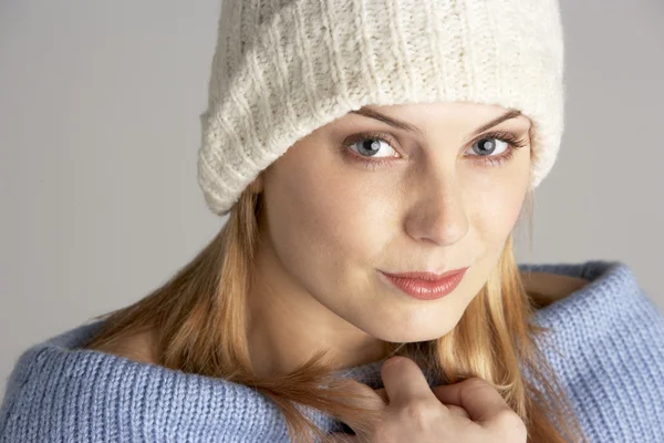 Portret van vrij jonge vrouw gekleed voor de winter — Stockfoto