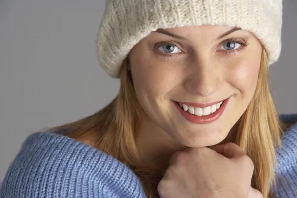 Porträtt av ganska ung kvinna klädd för vintern — Stockfoto