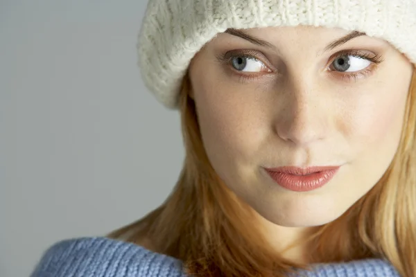 Portret Van Een Jonge Vrouw Winterkleren Dragen — Stockfoto