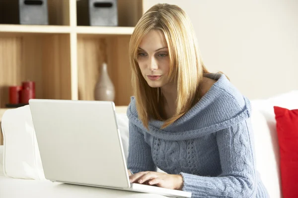 Mujer joven usando ordenador portátil — Foto de Stock