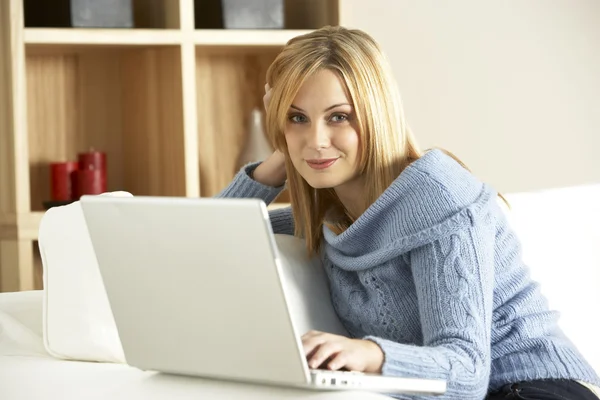 Jonge Vrouw Met Laptop Computer — Stockfoto