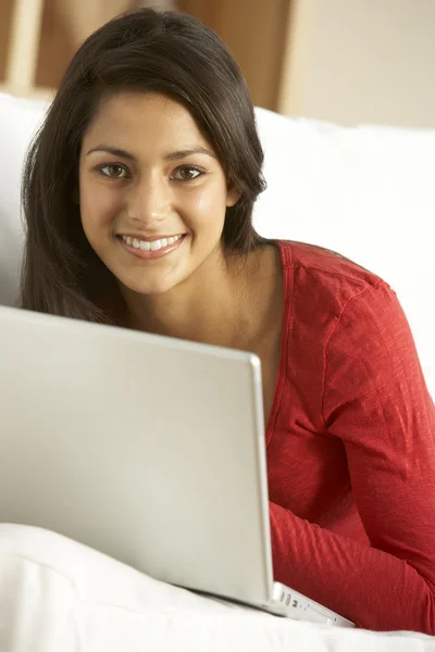 在家里使用笔记本电脑的年轻妇女 — 图库照片