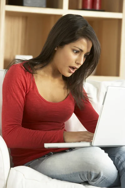 Geschokt Vrouw Met Laptop — Stockfoto