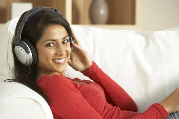 Giovane donna che ascolta musica a casa — Foto Stock