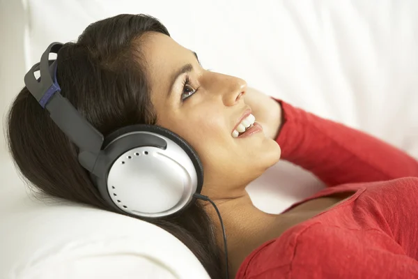 Mujer Relajante Escuchando Música —  Fotos de Stock