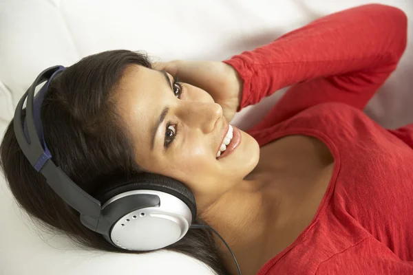 Mujer joven escuchando música en casa — Foto de Stock