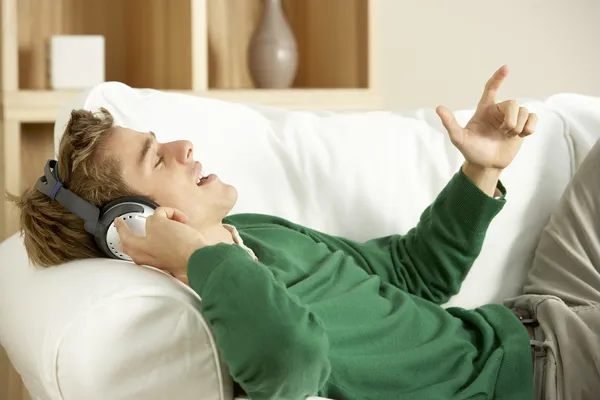 Młody człowiek słuchający muzyki — Zdjęcie stockowe