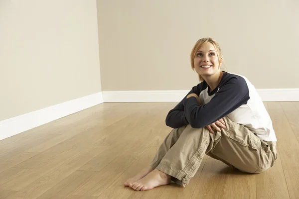 Young Woman Moving Into New Home — Stock Photo, Image