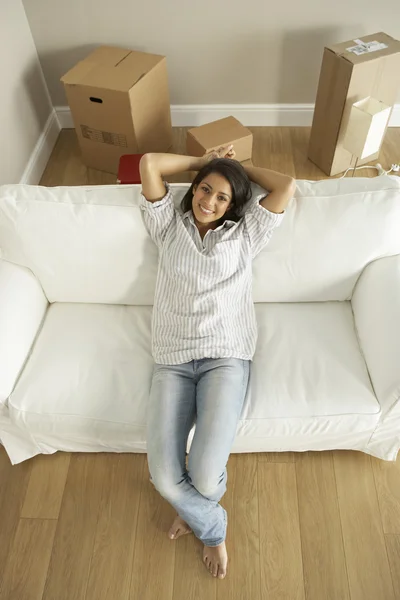 Ung kvinna flytta in i nya hem — Stockfoto