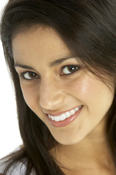Portret uśmiechniętej młodej kobiety — Zdjęcie stockowe