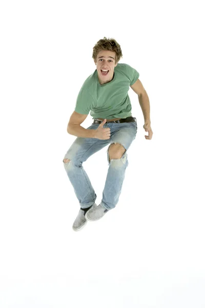 Mladý muž skákání ve vzduchu — Stock fotografie