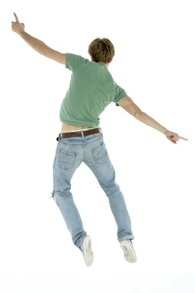 Visão traseira do homem pulando no ar — Fotografia de Stock