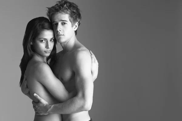 Joven pareja desnuda abrazando —  Fotos de Stock