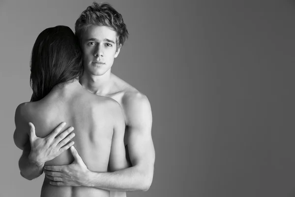 拥抱裸体年轻夫妇 — 图库照片