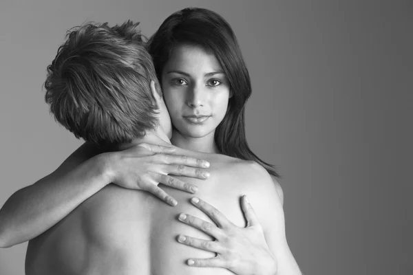 Joven pareja desnuda abrazando —  Fotos de Stock