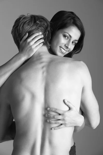 Nackt junges Paar umarmt — Stockfoto