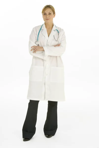 Volledige lengte schot van vrouwelijke arts tegen witte achtergrond — Stockfoto