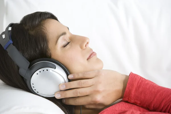 Mulher Relaxante Ouvindo Música Usando Auscultadores — Fotografia de Stock