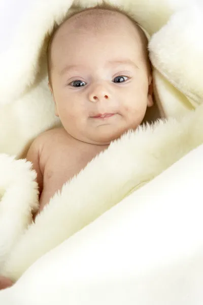 Portrait de bébé fille enveloppé dans de la peau de mouton — Photo