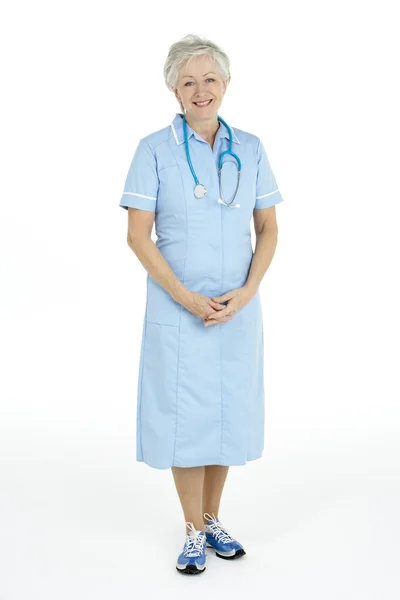 Studio portret van senior verpleegster — Stockfoto