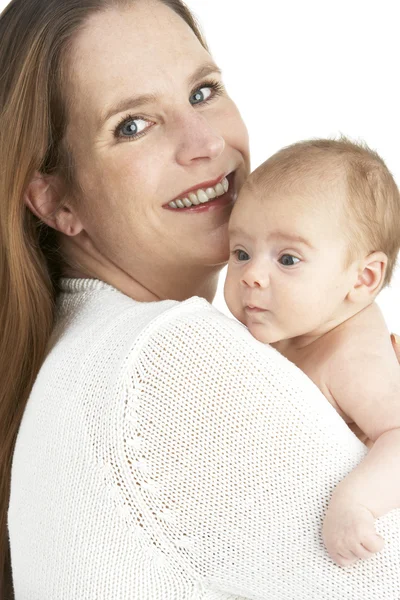 Studioporträt einer Mutter, die ihre kleine Tochter knuddelt — Stockfoto