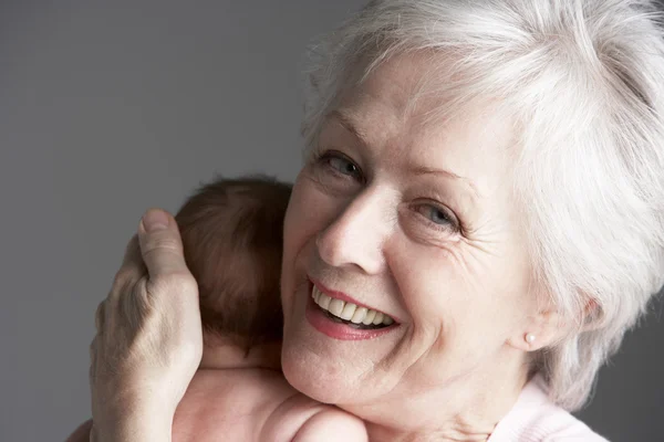 工作室拍摄的祖母拥抱孙女 — 图库照片