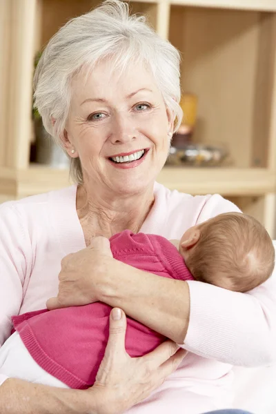 Grootmoeder Knuffelen Kleindochter Thuis — Stockfoto
