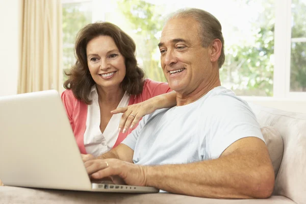 Seniorenpaar Nutzt Laptop Hause — Stockfoto