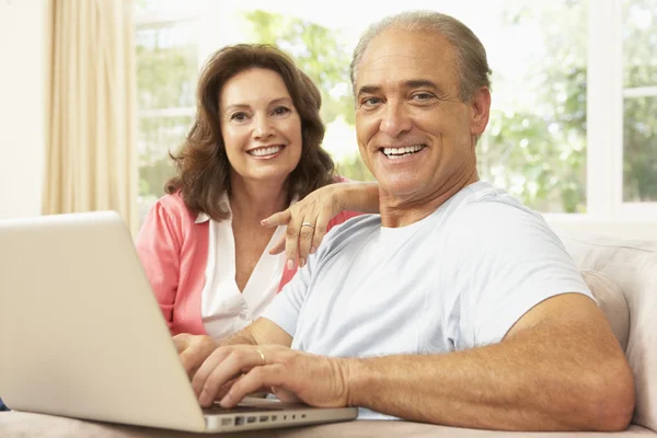 Senior Paar Met Laptop Thuis — Stockfoto