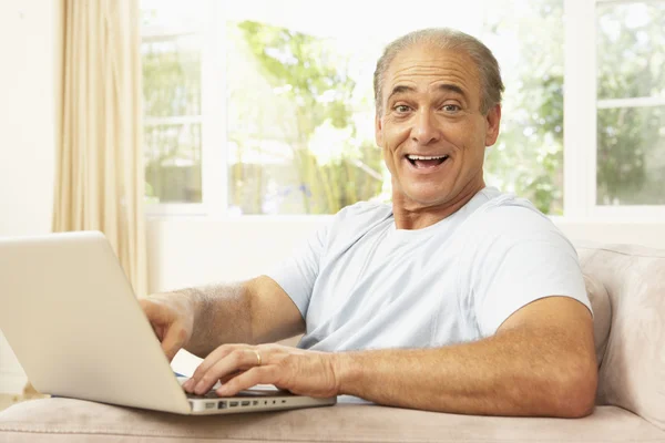 Senior benutzt Laptop zu Hause — Stockfoto
