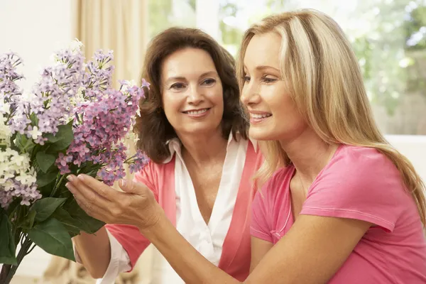 Senior Woman Daughter Home Arranging Flowers — Stock Photo, Image