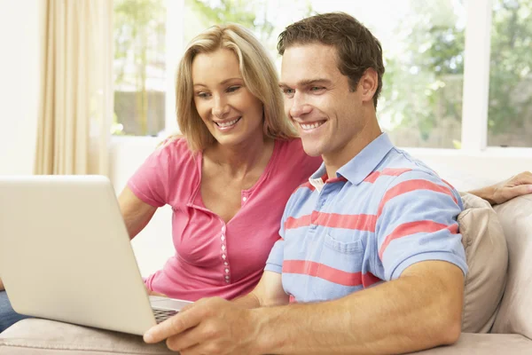 在家里用笔记本电脑的年轻夫妇 — 图库照片