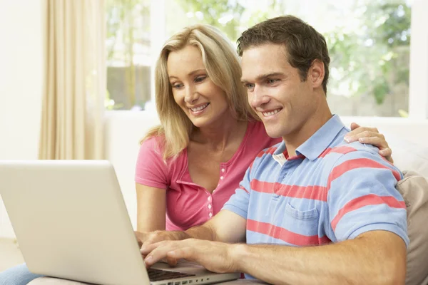 Young Couple Using Laptop Home — Stock Photo, Image